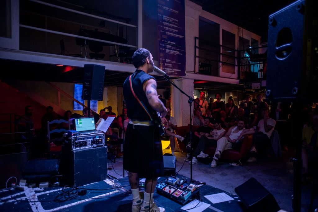 Soirée de lancement de *Si la reine meurt en hiver* (Actes Sud) le 25 avril 2026 au Théâtre de l'Élysée avec : Cédric Duroux (voix), Sébastien Delage (guitare et voix), Louis Dulac (guitare), David Combet (dessin) et Claire Labbé (voix). Photographe : © Bertrand Gaudillère - Collectif Item